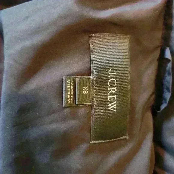 J. Crew Black Puffer Vest Gold Pockets Winter Ski Slopes Snow โ๏ธ ๐ฟ ๐ โท๏ธ - Picture 3 of 9